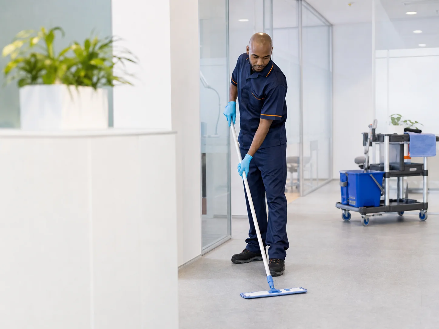 Profissional realizando limpeza técnica em ambiente corporativo